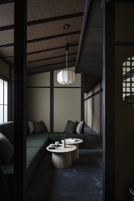 Отель Nazuna Kyoto Higashihonganji / Studio Aluc - Интерьерная фотография, освещение