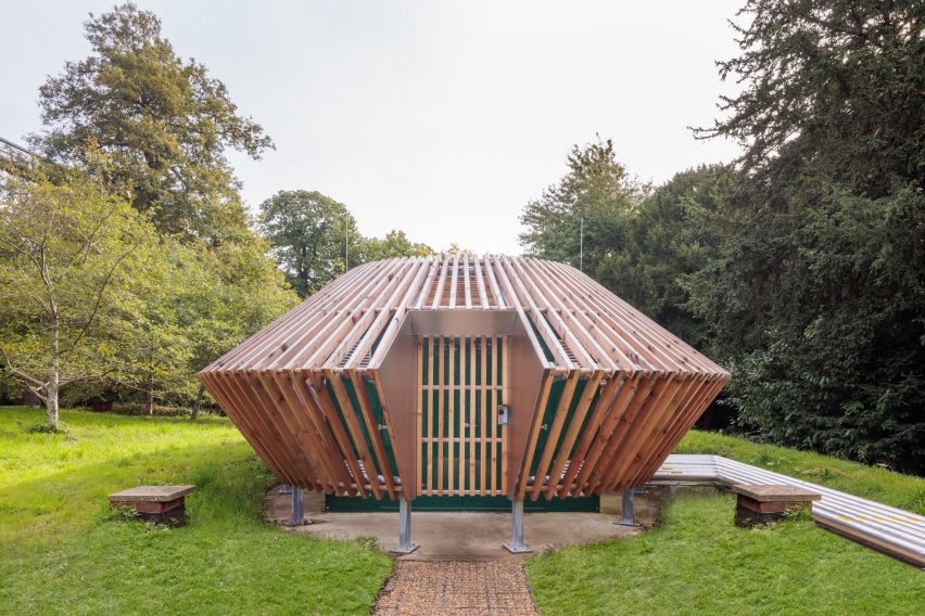 Внешний вид древесины ирригационной структуры Hugh Broughton Architects