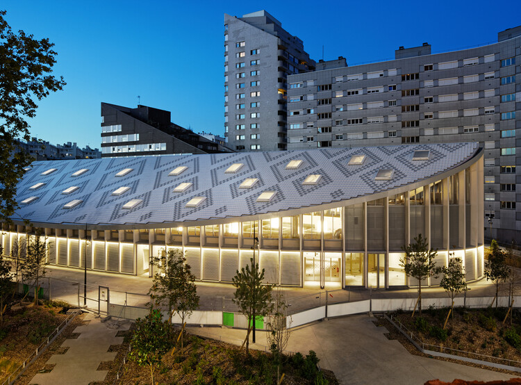 Шаррас Центр рыночный зал Общественный автостоянка и Esplanade / Croixmariebourdon Architectes Associés - Внешняя фотография, фасад, стекло