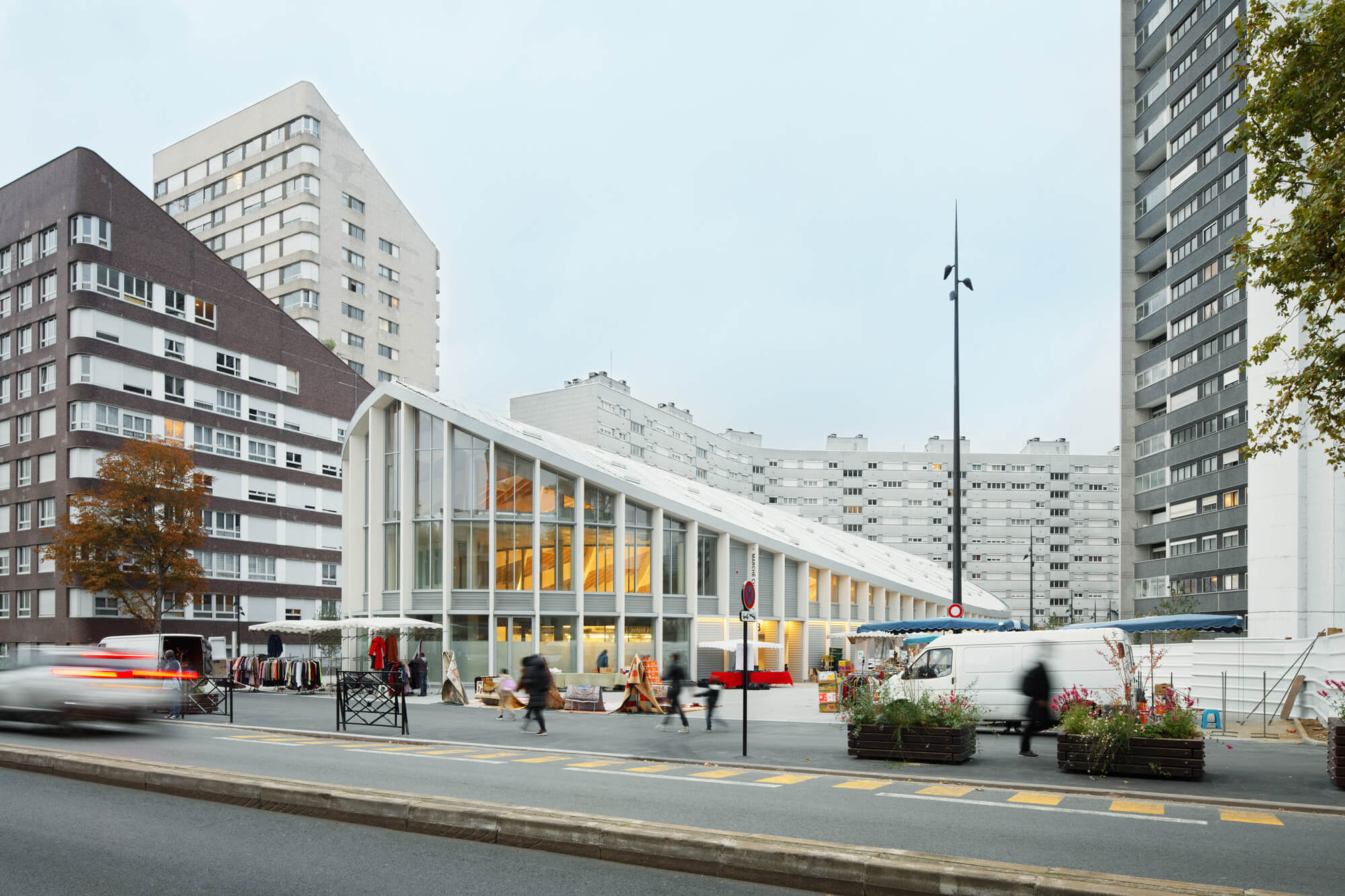 Шаррас Центр рыночный зал Общественный автостоянка и Esplanade / Croixmariebourdon Architectes Associées