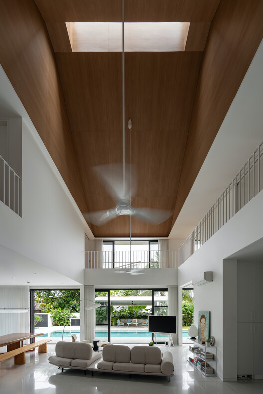 Lapatoo House / Fabian Tan Architect - Интерьерная фотография, дерево, освещение, стул