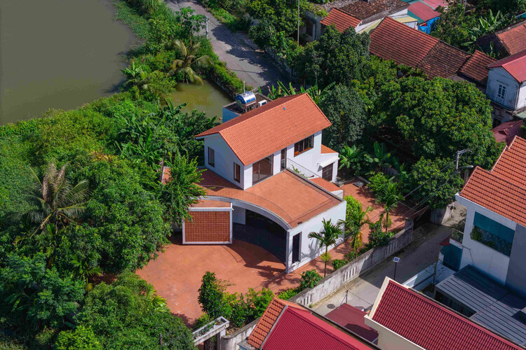   Xom Me House / NH Village Architects - изображение 2 из 24