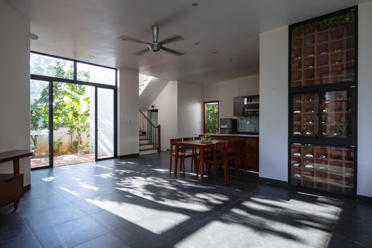   Xom Me House / NH Village Architects - Интерьерная фотография, дерево, дверь, стекло, стул