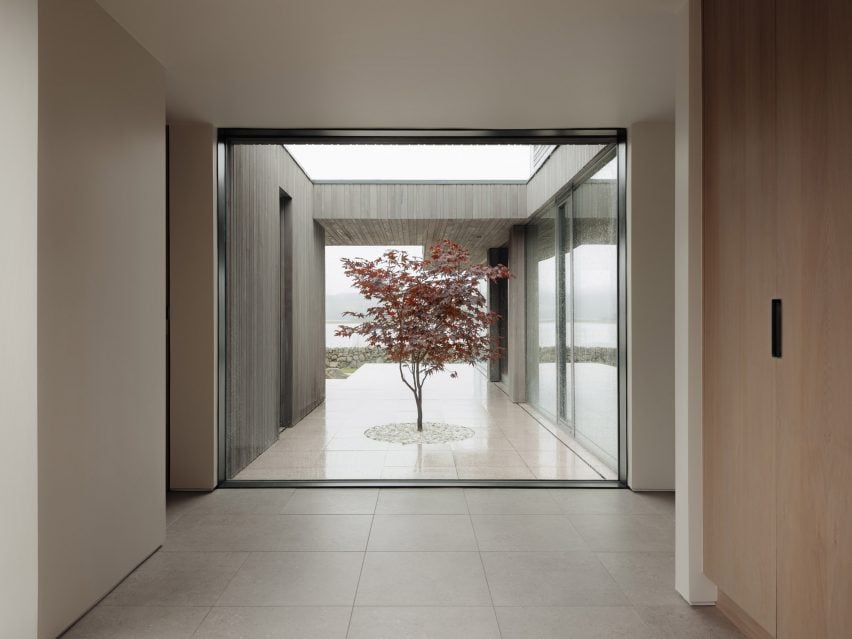 Courtyard of Tidal House от Brown & Brown
