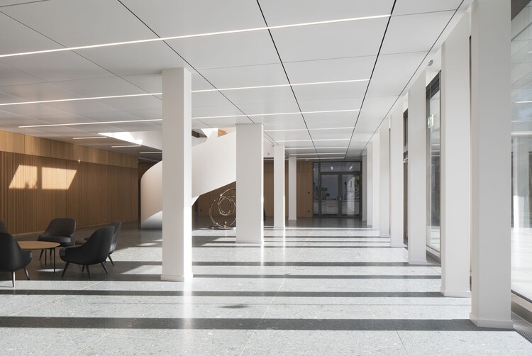 Bellerivestrasse 36 Zürich Офисное здание / CF Møller - Интерьерная фотография, стекло, бетон