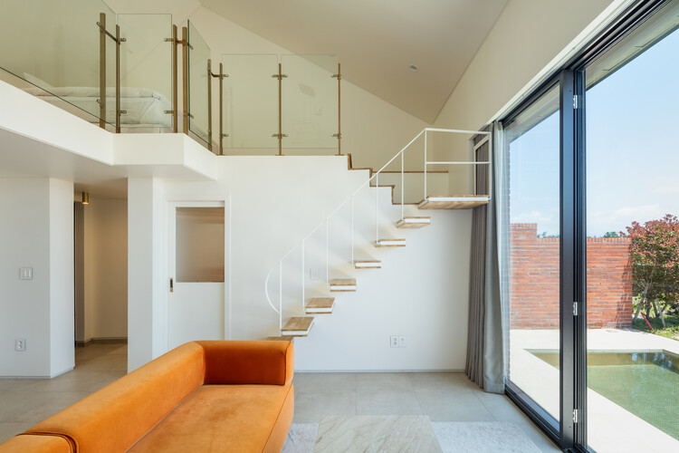 Ohyeongjae villa / life Architects - Интерьерная фотография, лес, лестница, освещение, поручни