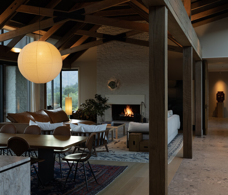 Speargrass House / Sumich Chaplin Architects - Интерьерная фотография, столовая, дерево, стол, освещение, стул, диван