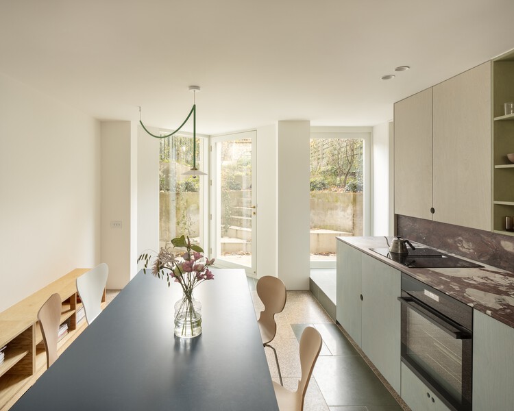 Raw House / O'Sullivan Skoufoglou Architects - Интерьерная фотография, кухня, дерево, столешница, стул