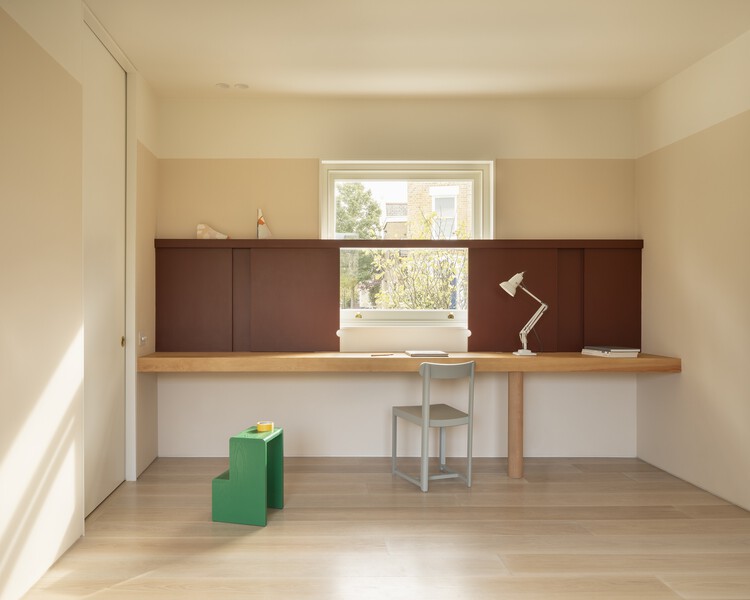 Raw House / O'sullivan Skoufoglou Architects - Интерьерная фотография, кухня, дерево, стул
