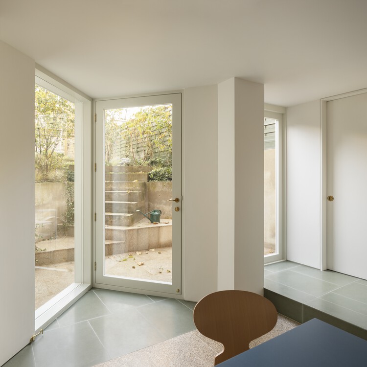 Raw House / O'sullivan Skoufoglou Architects - Интерьерная фотография, дерево, дверь