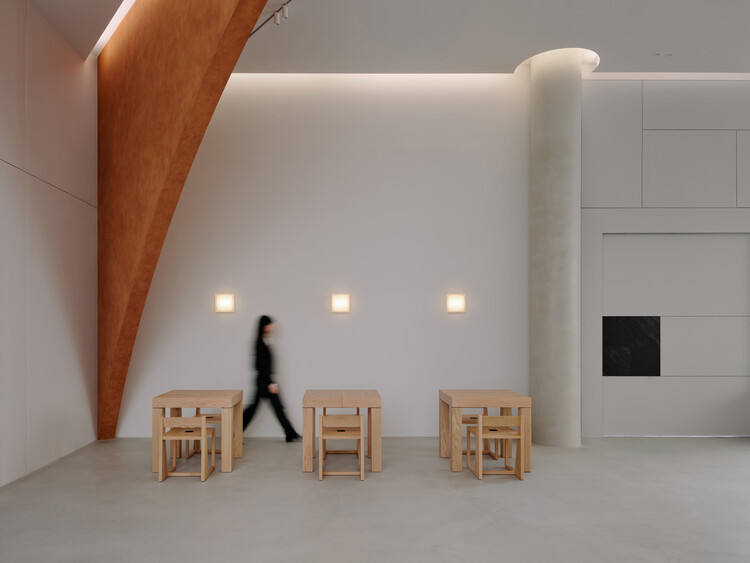 Вход в офис Riverridge / Kkol Studio - Интерьерная фотография, дерево, стул