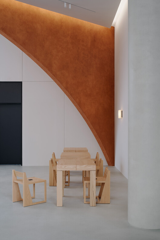 Вход в офис Riverridge / Kkol Studio - Интерьерная фотография, столовая, дерево