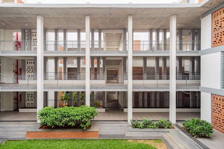 Vedic Vidya Kendra Retreat Center / Shanmugam Associates - Экстерьерная фотография, двор, балкон