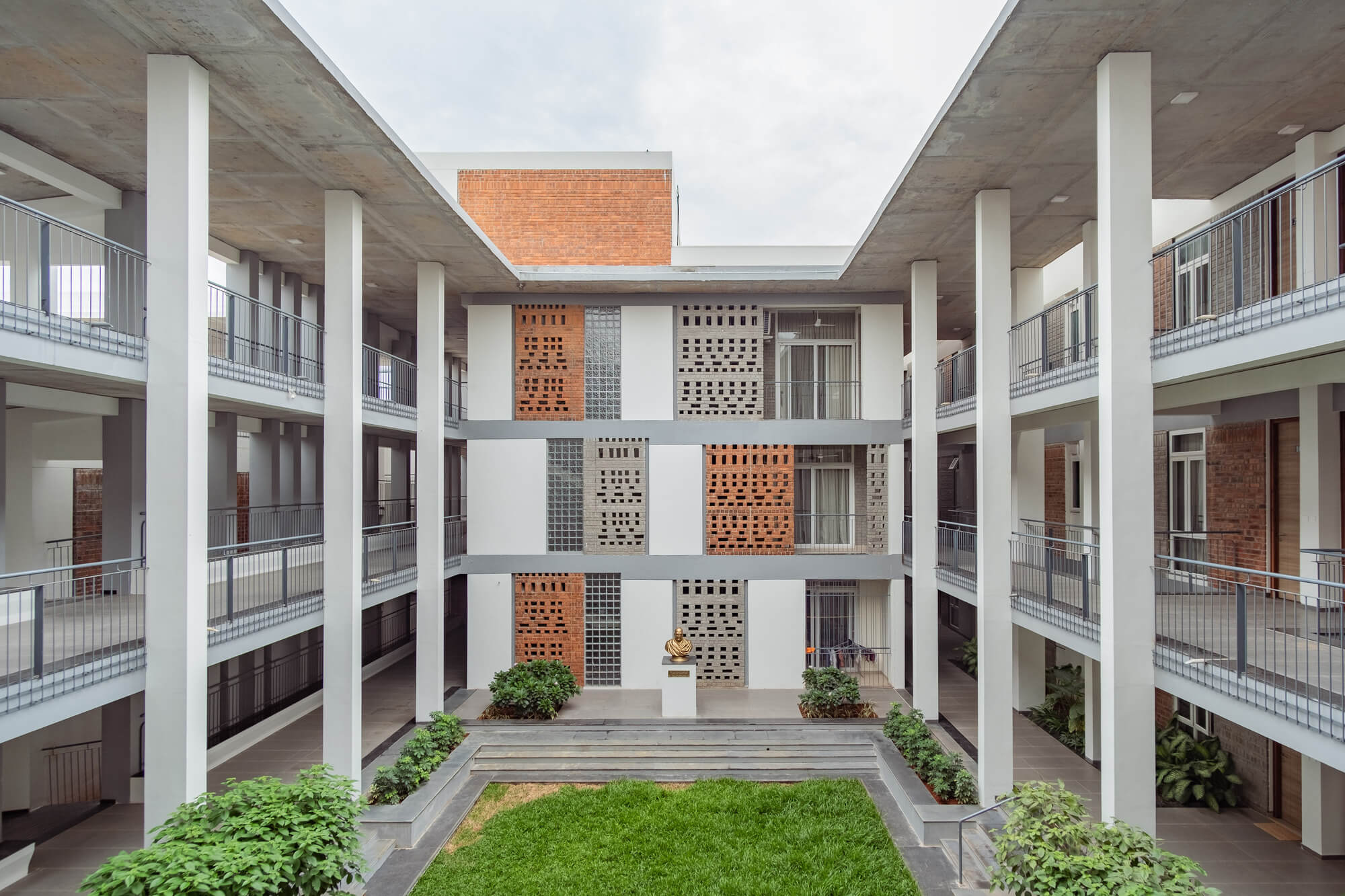 Vedic Vidya Kendra Retreat Center / Shanmugam Associates