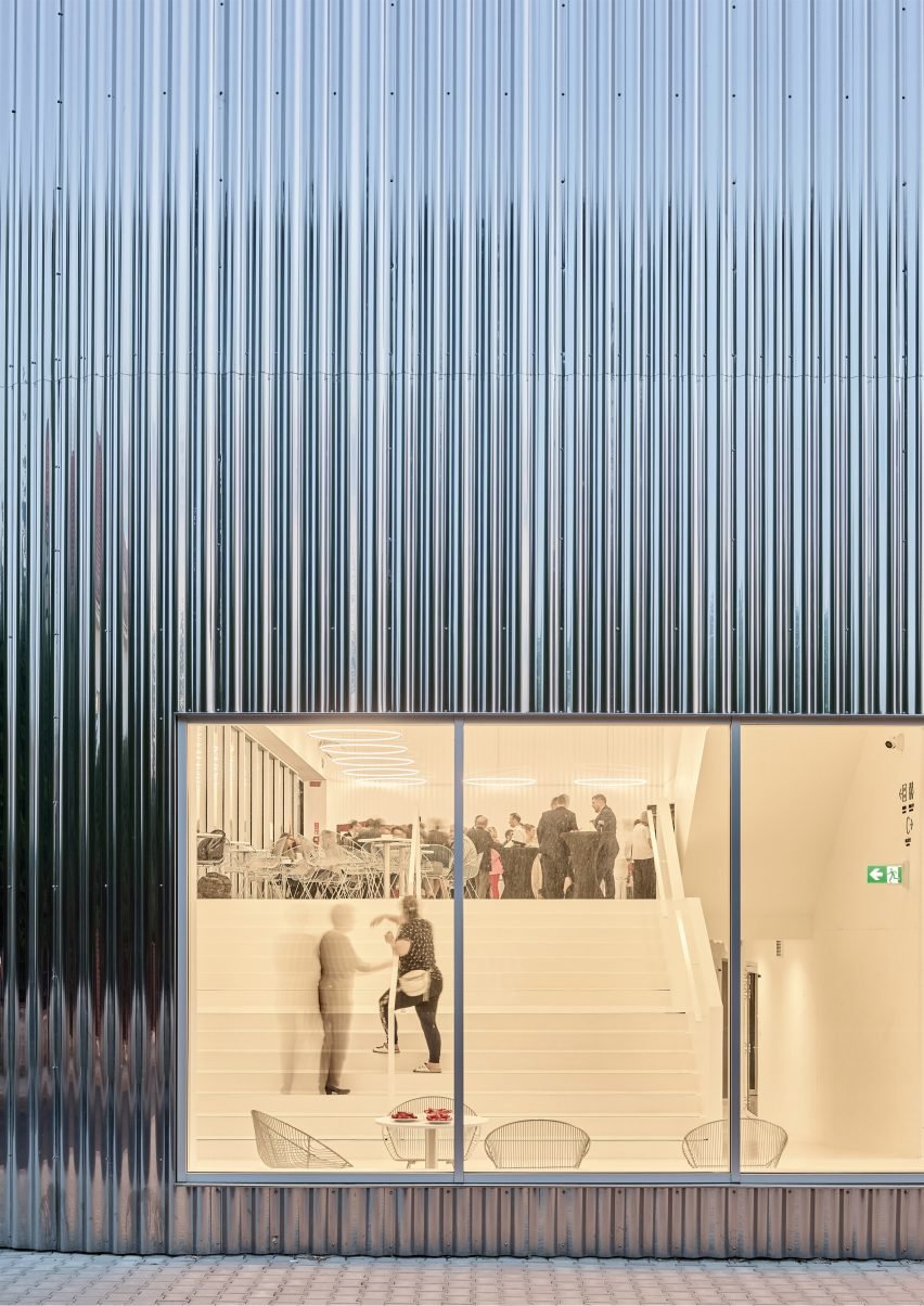 Фасад концертного зала от Slas Architekti