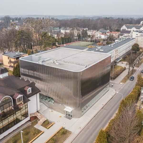 SLAS Architekci завершает польский концертный зал в зеркальном стальном фасаде