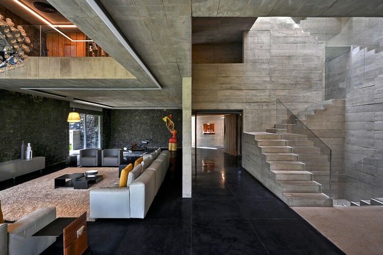 150 шагов до Sea House / Matharoo Associates - Интерьерная фотография, гостиная, дерево, лестница, бетон, луч
