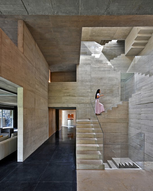 150 ступеней до Sea House / Matharoo Associates - Интерьерная фотография, лестница, дерево, луча