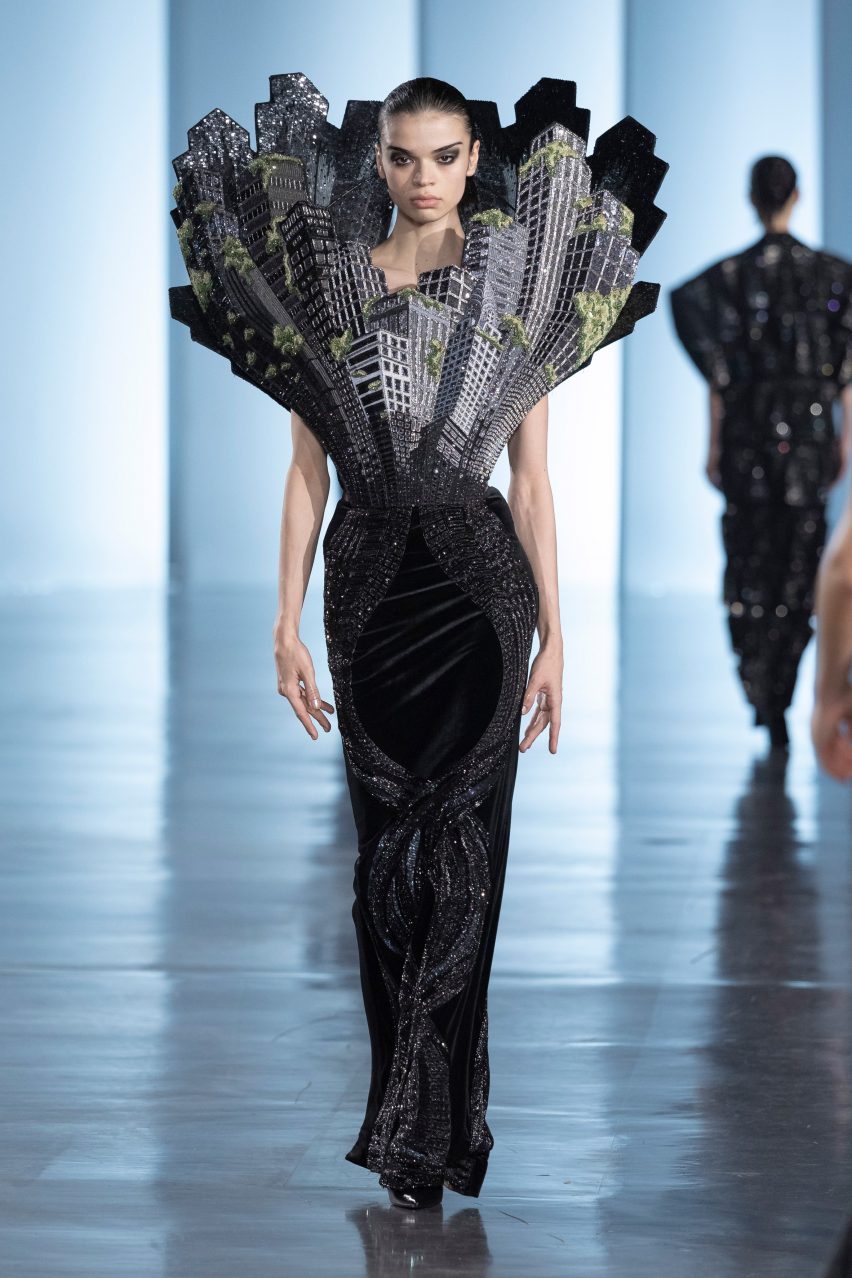 Коллекция бледно -голубой точки от Рахула Мишры, продемонстрированная на Paris Couture Week Spring 2025