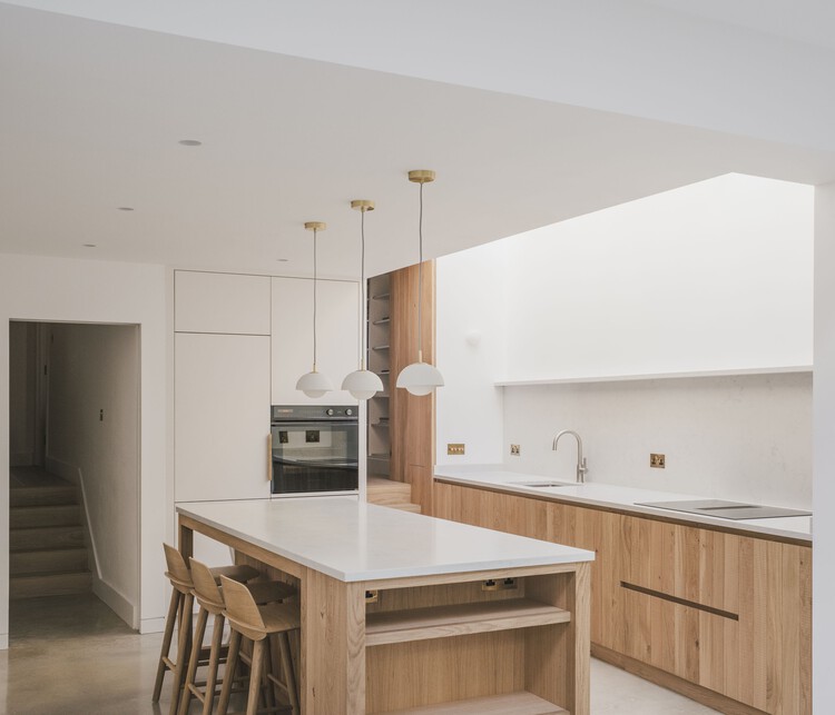 Falkland Road / Studio 163 Architects - Интерьерная фотография, кухня, столешница, дерево, освещение