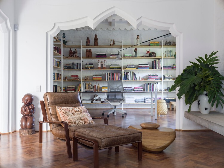 FBL House / Hgma + Claudia Haguiara Arquitetura - Интерьерная фотография, гостиная, стеллажи, дерево, освещение, диван