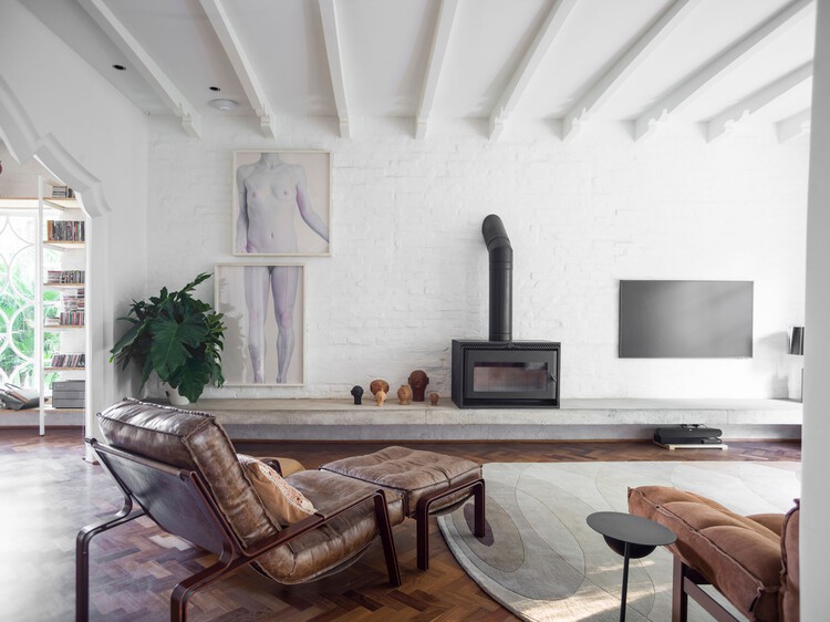 FBL House / Hgma + Claudia Haguiara Arquitetura - Интерьерная фотография, гостиная, дерево, диван, освещение