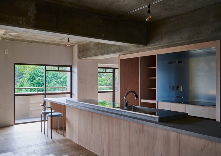 Дом в Akiyoshidai / Oharchitecture - Интерьерная фотография, кухня, дерево, столешница, стекло