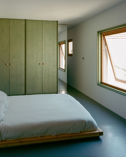 Márvila House / Atelier Hosé Andrade Rocha - Интерьерная фотография, спальня, дерево, кровать