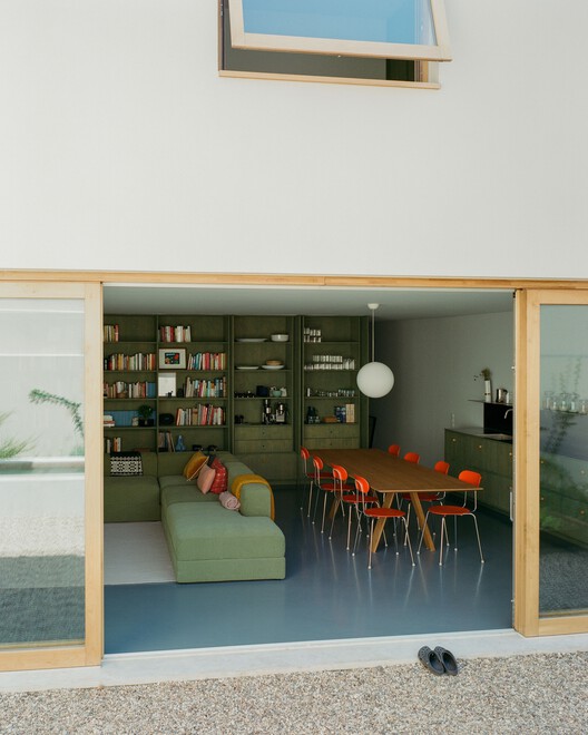 Márvila House / Atelier Hosé Andrade Rocha - Интерьерная фотография, дерево, стеллажи, стул