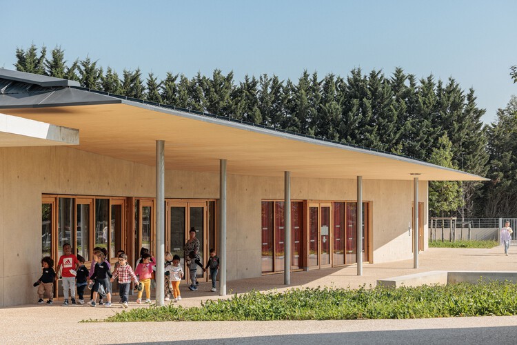 Школа Claudine Hermann / Sam Architecture - внешняя фотография, бетон
