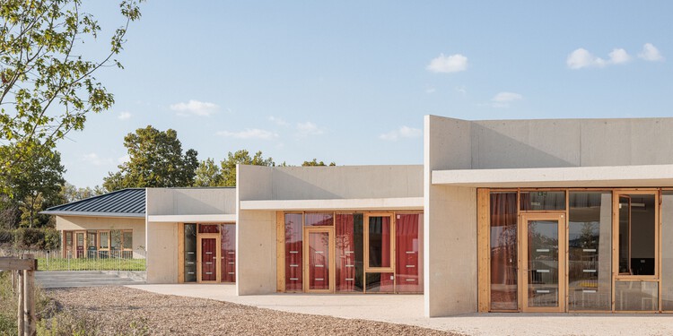 Школа Claudine Hermann / Sam Architecture - внешняя фотография, бетон