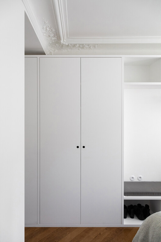 Квартира Moscou / Minuit Architectes - Внутренняя фотография, шкаф, дерево, дверь