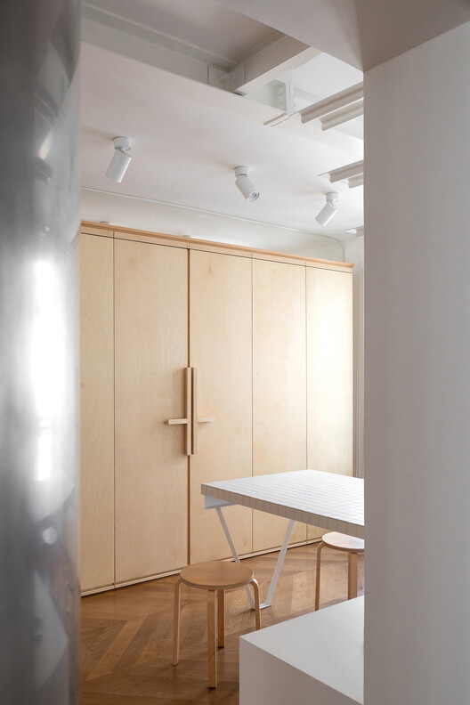 Квартира Moscou / Minuit Architectes - Внутренняя фотография, дерево, освещение, стул