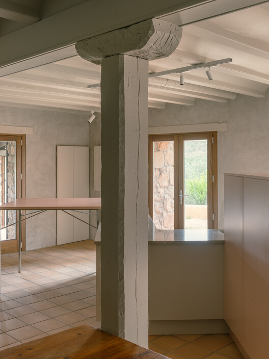 Biax House / Grat - Интерьерная фотография, дерево, луч, стул
