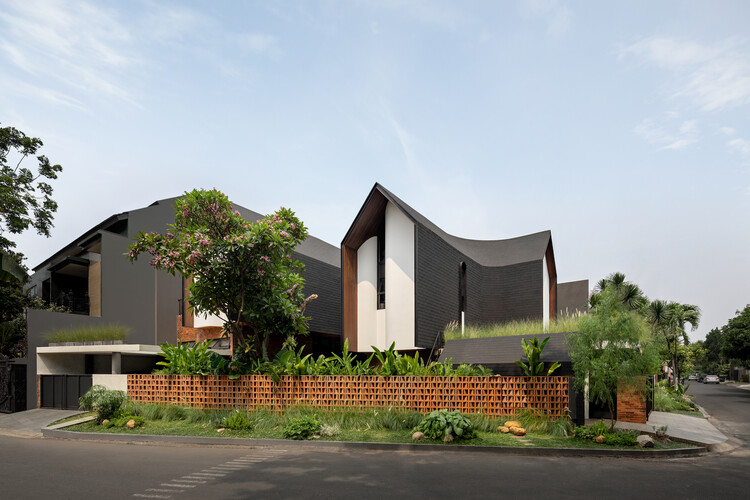 Vvvhisper House / Atelier Bertiga - Экстерьерная фотография, двор