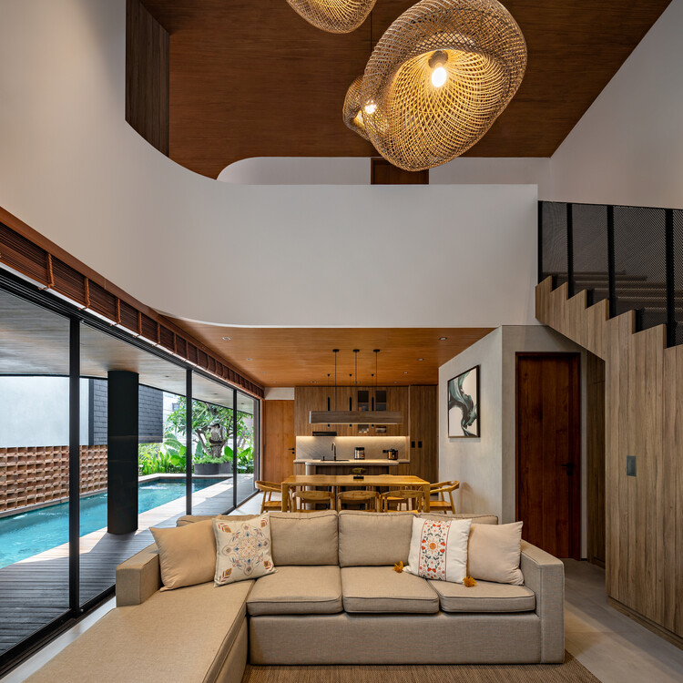 Vvvhisper House / Atelier Bertiga - Интерьерная фотография, гостиная, дерево, диван, стул