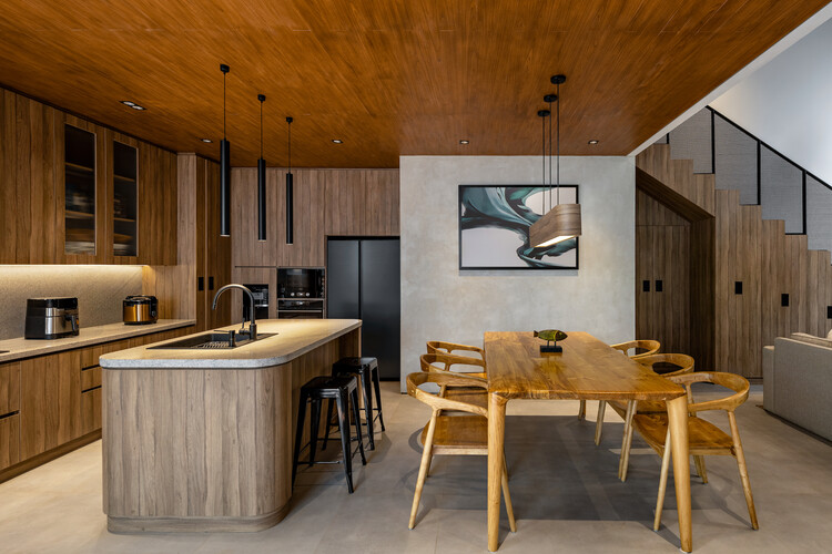 Vvvhisper House / Atelier Bertiga - Интерьерная фотография, дерево, стол, столешница, кухня, стул
