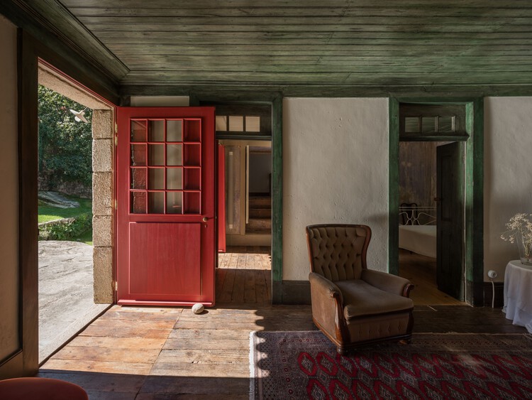 Quinta de Velude / Correia / Ragazzi Arquitectos - Интерьерная фотография, гостиная, дерево, дверь, стул, луч,
