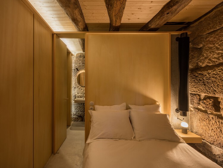 Quinta de Velude / Correia / Ragazzi Arquitectos - Интерьерная фотография, спальня, дерево, кровать