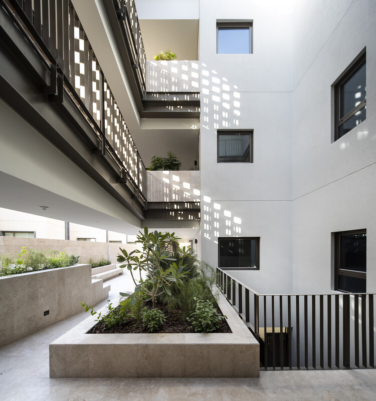 Yal Living / Agi Architects - Интерьерная фотография, балкон, двор