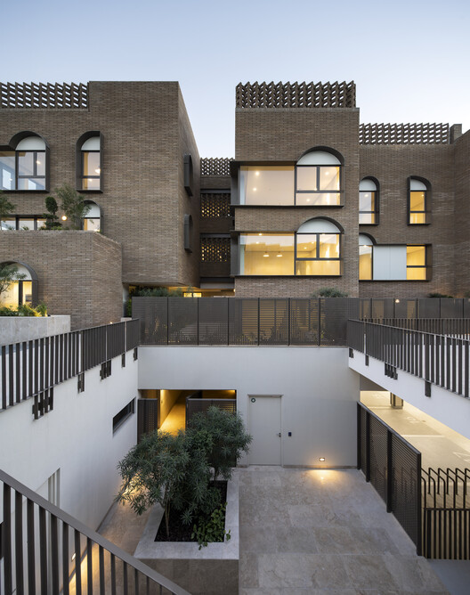 Yal Living / Agi Architects - Внешняя фотография, балкон, двор