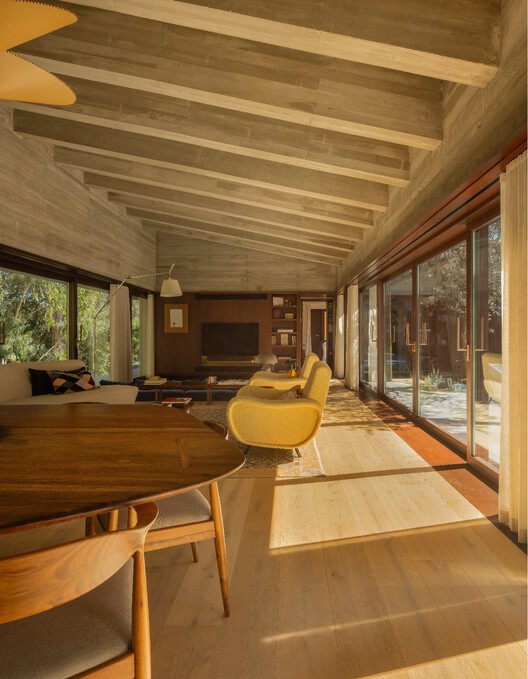 Oeiras House / Oooda - Интерьерная фотография, столовая, дерево, луч