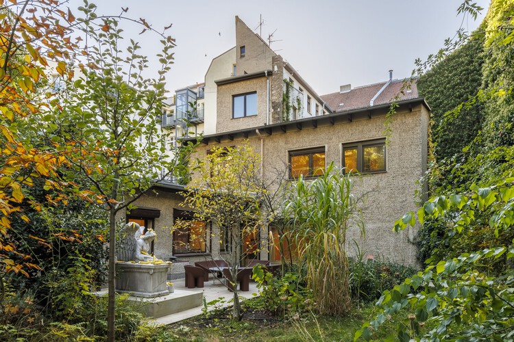 Ремонт Coach House и Garden / J. Mayer H. Архитекторы - внешняя фотография, окна, фасад, сад