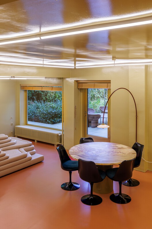 Ремонт Coach House и Garden / J. Mayer H. Архитекторы - Интерьерная фотография, гостиная, дерево, освещение, стул