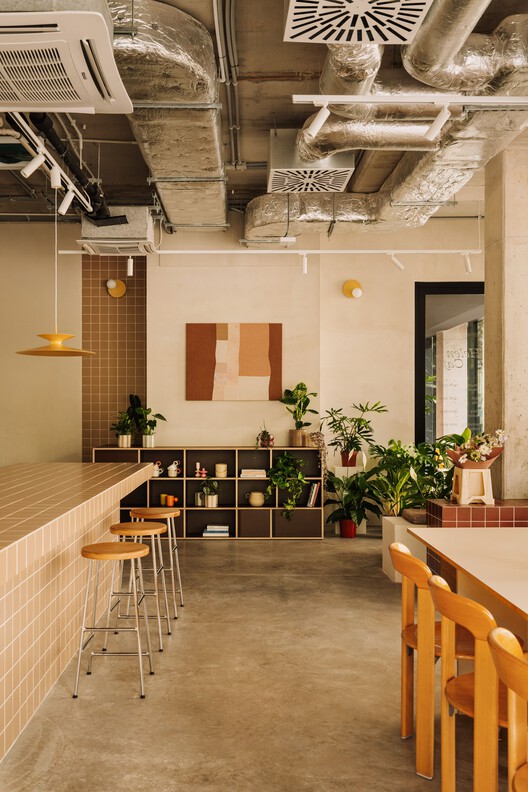 Helen Café / Cudo: - Внутренняя фотография, столовая, стул