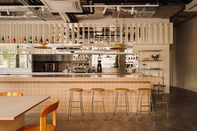 Helen Café / Cudo: - Интерьерная фотография, кухня, дерево, освещение, стул, столешница