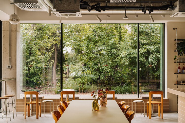 Helen Café / Cudo: - Внутренняя фотография, столовая, дерево, стол, стул