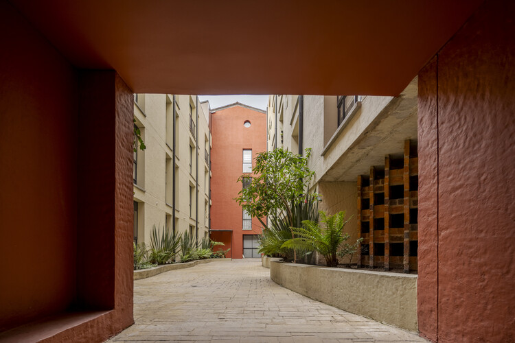 Monfort Suites Королевский мультисемейный корпус -комплекс / Conceta Gestión Urbana Sas + Traco estudio de arquitectura + Julian Gámez - Interior Photography, бетон, балкон, внутренний двор