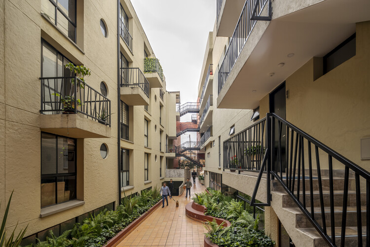 Monfort Suites Королевский мультисемейный корпус -комплекс / Conceta Gestión Urbana Sas + Traco estudio de arquitectura + Julian Gámez - Интерьерная фотография, лестница, окна, фасад, балкон