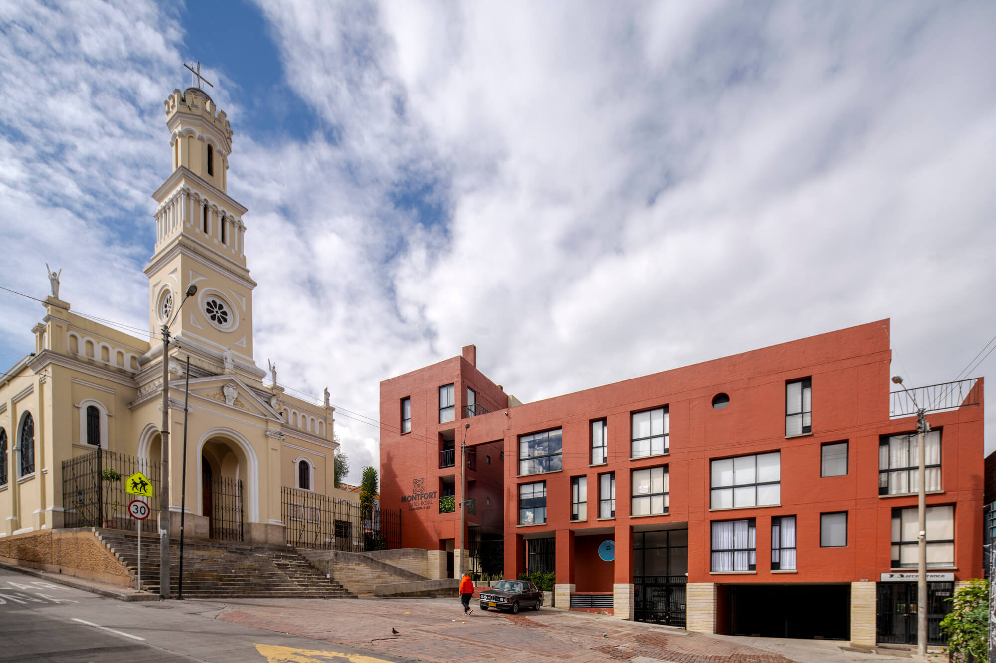 Monfort Suites Королевский многосемейный комплекс жилья / Conceta gestión urbana sas + traco estudio de arquitectura + julian gámez